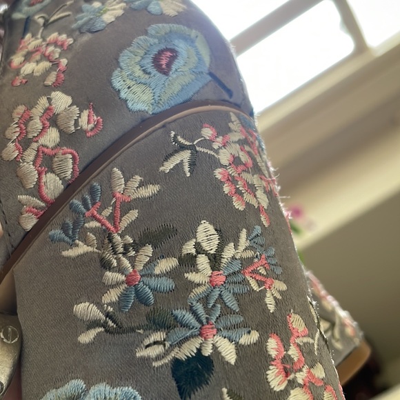 Steve Madden Silver Floral Embroidered Heels size 7.5M - Picture 7 of 8